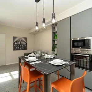 2 Min From The Cathedral With Private Parking , Como Italien